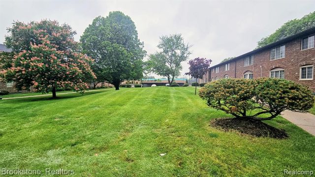 19601 W 12 Mile Road 204, Southfield, MI 48076