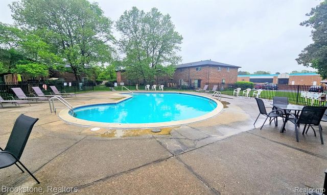 19601 W 12 Mile Road 204, Southfield, MI 48076