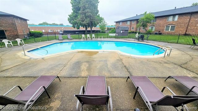 19601 W 12 Mile Road 204, Southfield, MI 48076