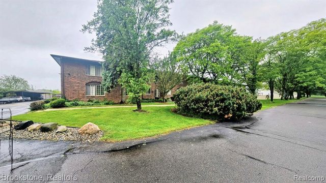 19601 W 12 Mile Road 204, Southfield, MI 48076