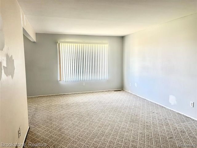 19601 W 12 Mile Road 204, Southfield, MI 48076