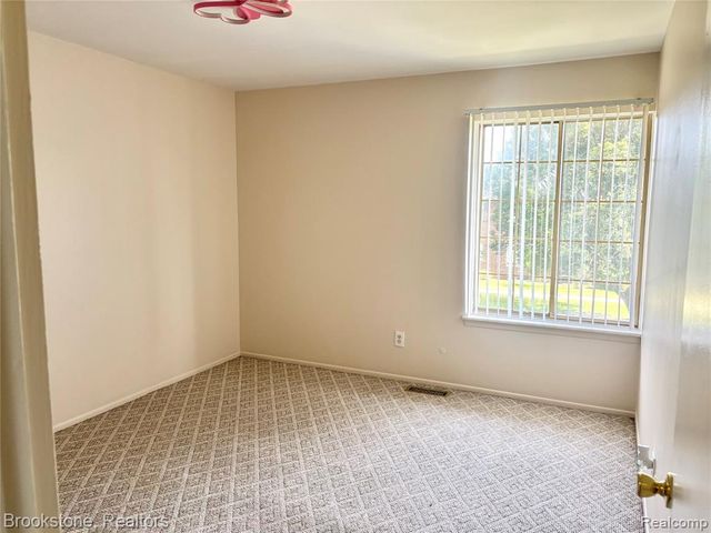 19601 W 12 Mile Road 204, Southfield, MI 48076