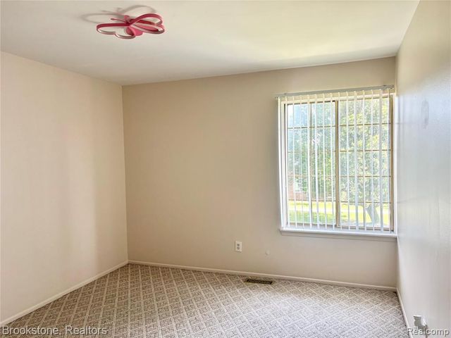 19601 W 12 Mile Road 204, Southfield, MI 48076