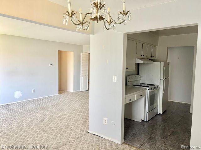 19601 W 12 Mile Road 204, Southfield, MI 48076