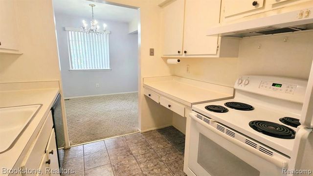 19601 W 12 Mile Road 204, Southfield, MI 48076
