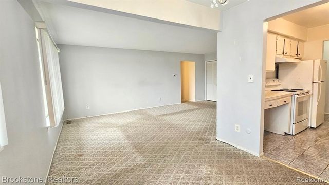 19601 W 12 Mile Road 204, Southfield, MI 48076