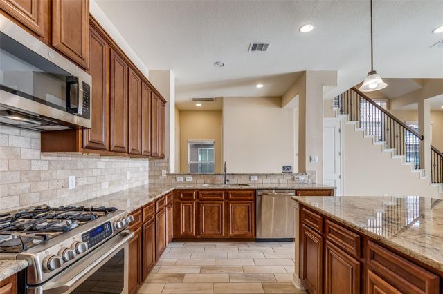 14 W Oaks Drive, Houston, TX 77058