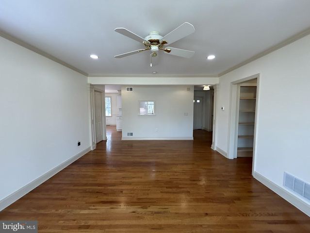 212 APPLE ST, Levittown, PA 19057