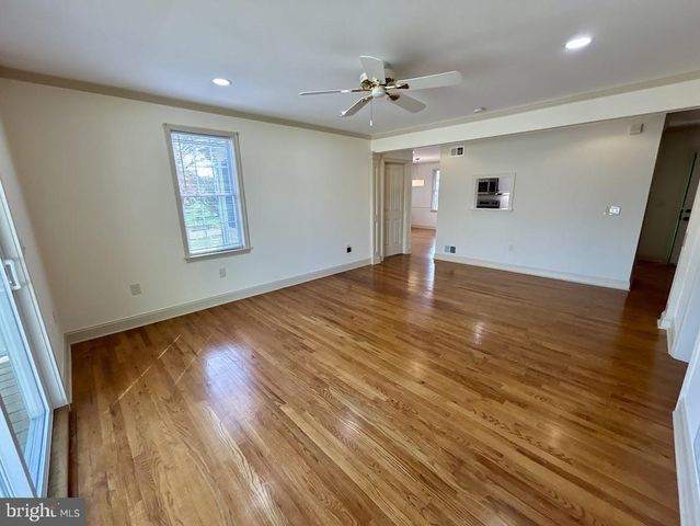 212 APPLE ST, Levittown, PA 19057