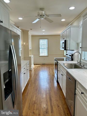 212 APPLE ST, Levittown, PA 19057