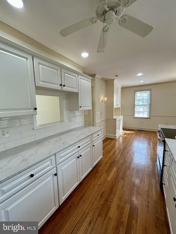 212 APPLE ST, Levittown, PA 19057