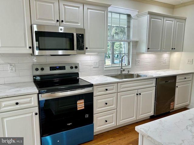 212 APPLE ST, Levittown, PA 19057