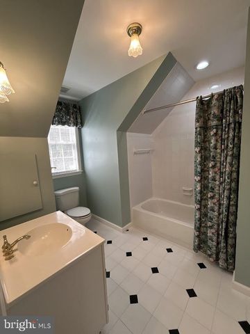 212 APPLE ST, Levittown, PA 19057