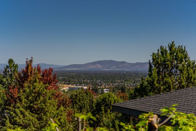 3209 NW Fairway Heights Drive, Bend, OR 97703