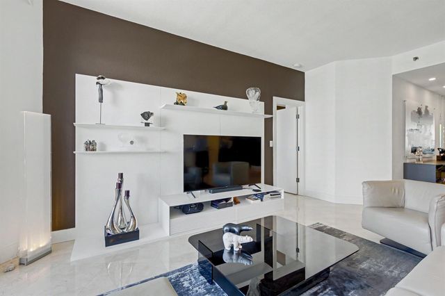3600 Mystic Pointe Drive Ph16, Aventura, FL 33180