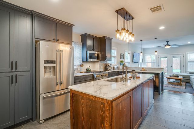 4516 Calmont Avenue, Fort Worth, TX 76107