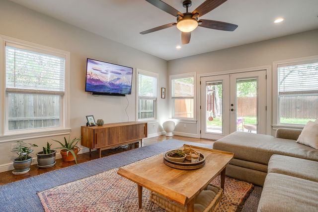 4516 Calmont Avenue, Fort Worth, TX 76107