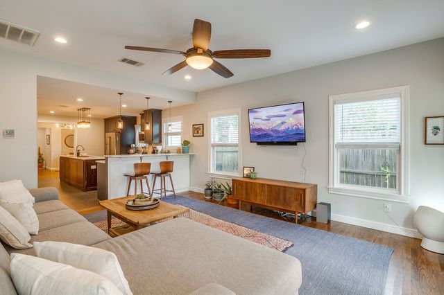 4516 Calmont Avenue, Fort Worth, TX 76107