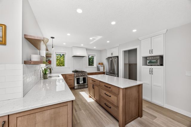 1955 NW 144th Street, Clive, IA 50325