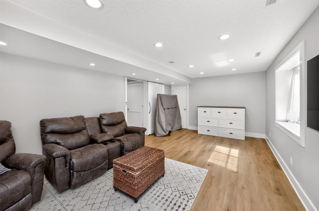 1955 NW 144th Street, Clive, IA 50325