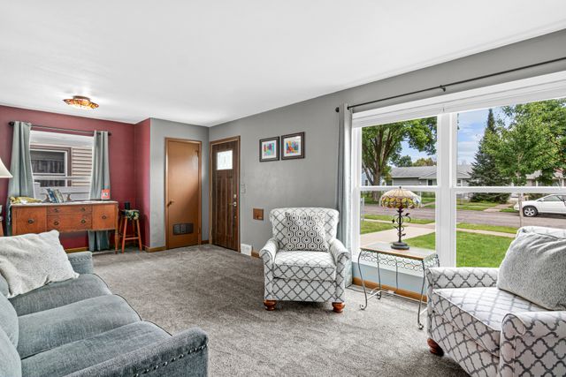 1692 Iowa Avenue E, Saint Paul, MN 55106