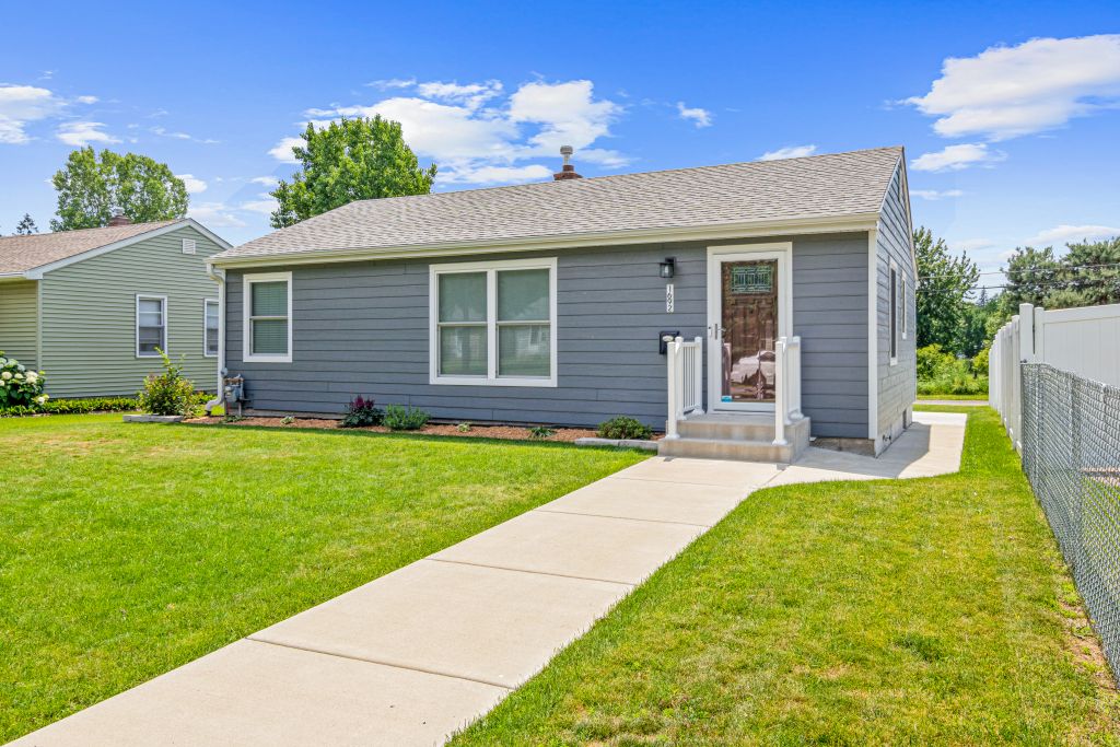 1692 Iowa Avenue E, Saint Paul, MN 55106