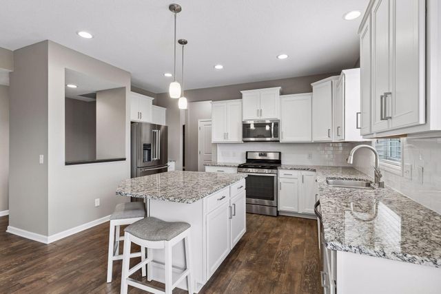 9120 Lighthouse Lane, Woodbury, MN 55129