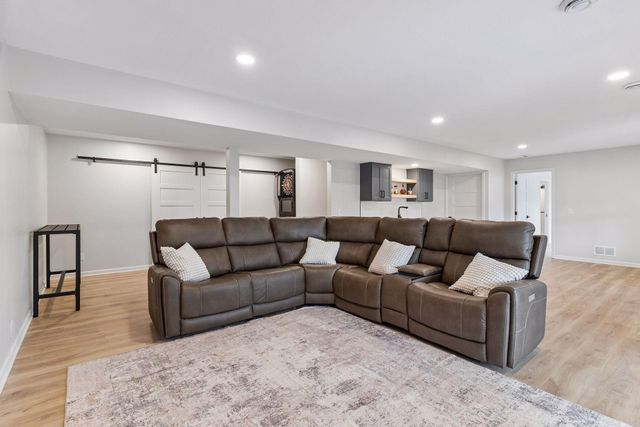 9120 Lighthouse Lane, Woodbury, MN 55129