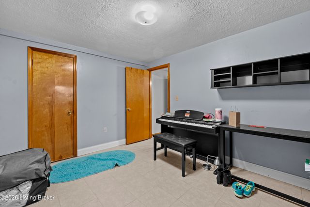 110 Alvina Way, Louisville, KY 40214