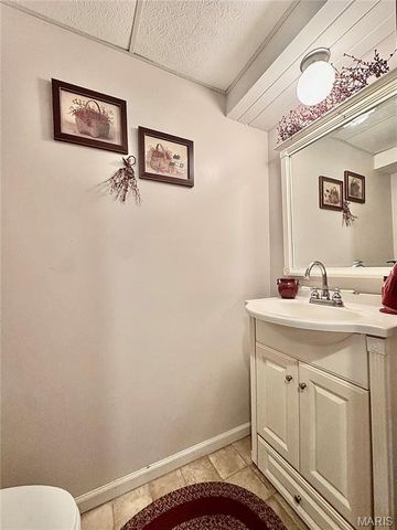 4250 Sunburst Drive, Hannibal, MO 63401