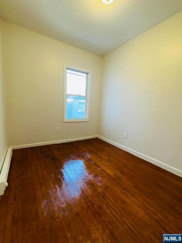 489 17th Street 1, Newark, NJ 07103