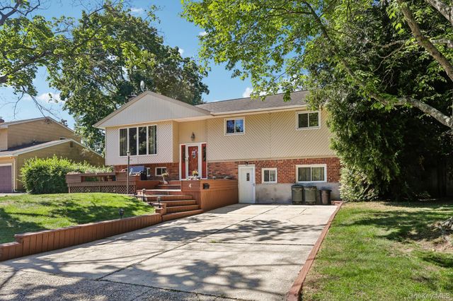 4 Sherbrooke Drive, Smithtown, NY 11787