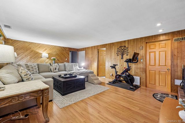 4 Sherbrooke Drive, Smithtown, NY 11787