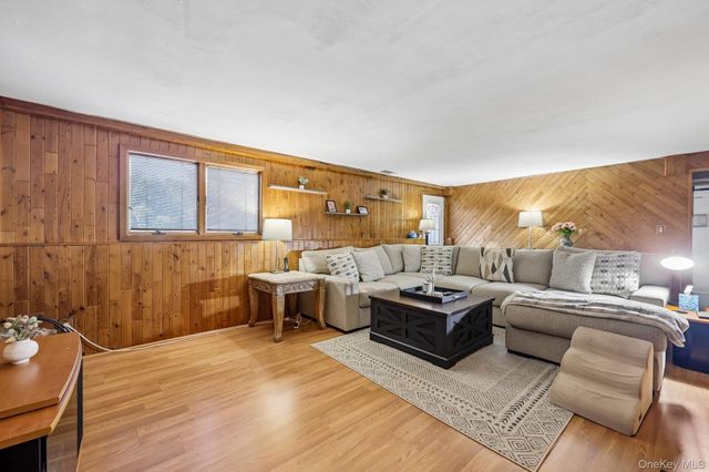 4 Sherbrooke Drive, Smithtown, NY 11787