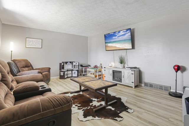 252 Old Coach Place, Canal Winchester, OH 43110