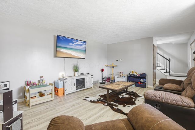 252 Old Coach Place, Canal Winchester, OH 43110