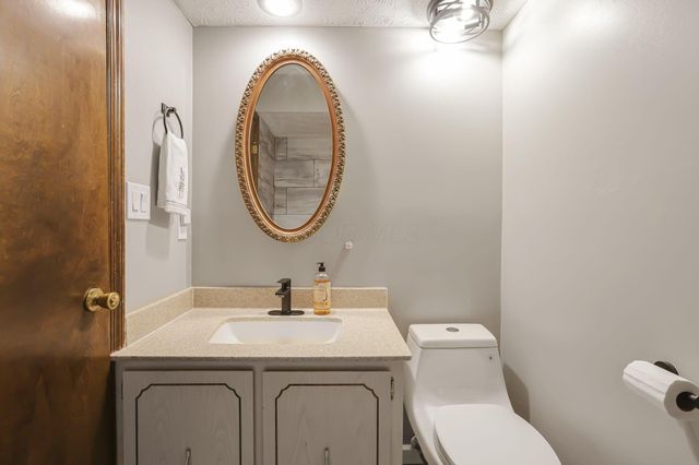 252 Old Coach Place, Canal Winchester, OH 43110