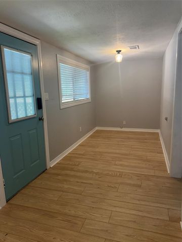 125 N Shirley Street, Alvin, TX 77511