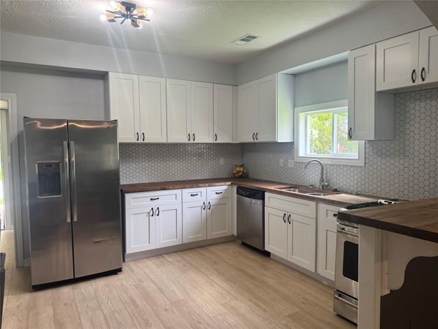 125 N Shirley Street, Alvin, TX 77511