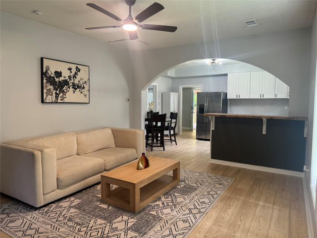 125 N Shirley Street, Alvin, TX 77511
