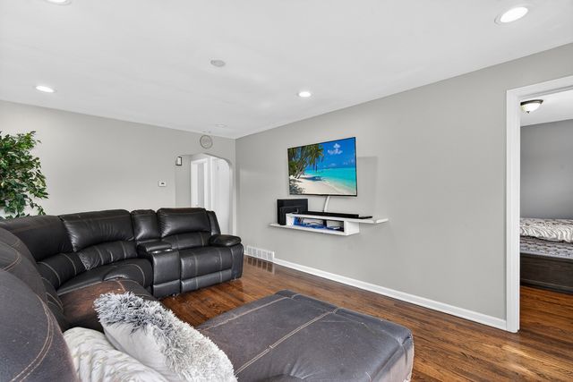 5201 Oak Street, Bellwood, IL 60104