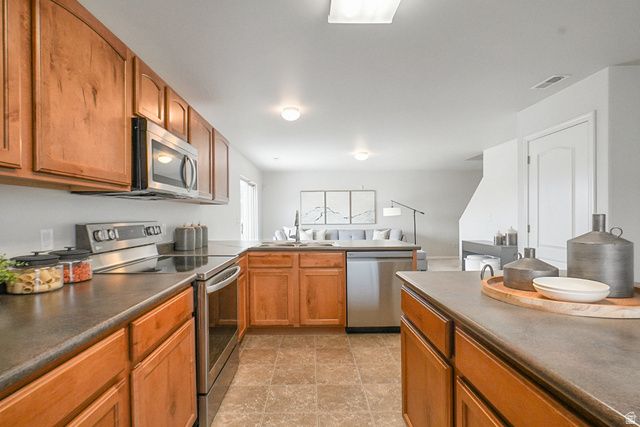 2128 E EAGLE CREST WAY, Eagle Mountain, UT 84005