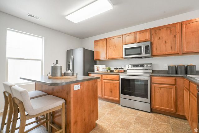 2128 E EAGLE CREST WAY, Eagle Mountain, UT 84005