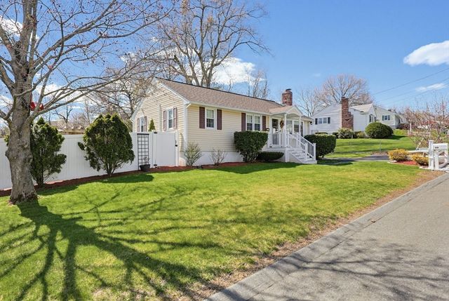 89 Coburn Dr, Lowell, MA 01854