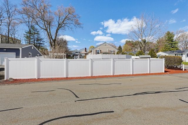 89 Coburn Dr, Lowell, MA 01854