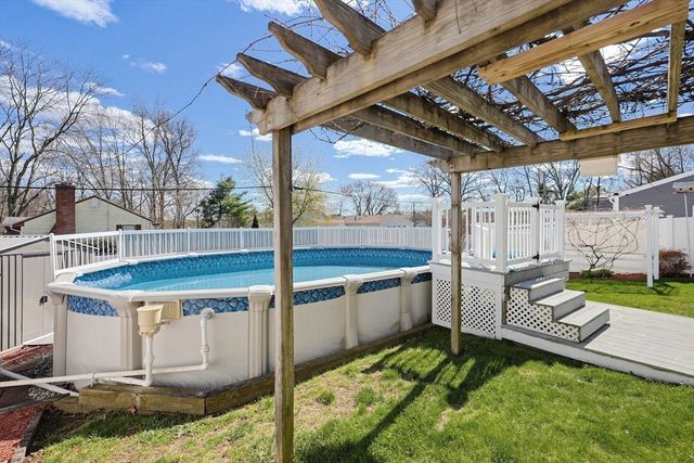 89 Coburn Dr, Lowell, MA 01854