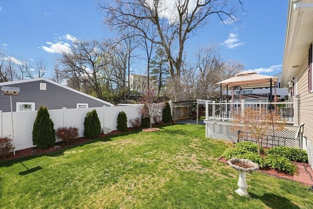 89 Coburn Dr, Lowell, MA 01854