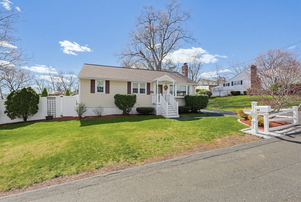 89 Coburn Dr, Lowell, MA 01854