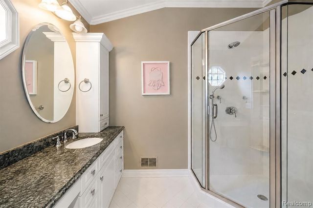 232 Guilford Road, Bloomfield Hills, MI 48304