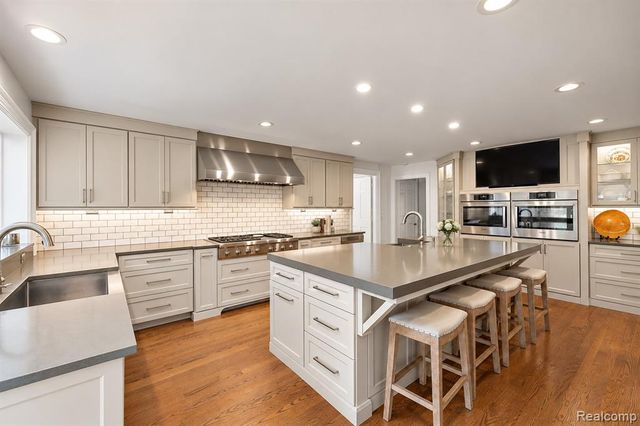 232 Guilford Road, Bloomfield Hills, MI 48304